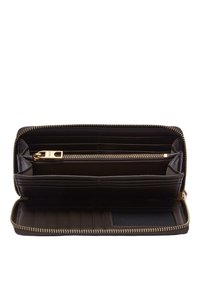 Czarny skórzany portfel z złotym suwakiem, wieloma przegródkami na karty oraz kieszenią na suwak. Wnętrze wyróżnia się gładkimi i fakturowanymi powierzchniami.
