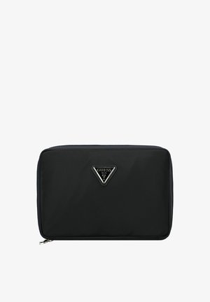 Zwarte nylon rechthoekige tas met een zilveren driehoeklogo, ritsluiting en een gladde, gestructureerde oppervlakte. Geen patronen of accenten aanwezig.