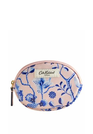 Pochette en tissu rose avec un motif floral bleu, forme arrondie, fermeture éclair dorée avec tirette, et une étiquette en tissu blanc à l'avant.