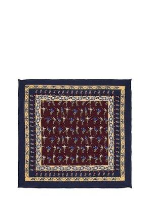 Jedwabny kwadratowy szal z marsjańskim wzorem w centrum przedstawiającym figury w niebieskim i beżowym, z granatowym brzegiem i żółtymi akcentami ozdobnymi.