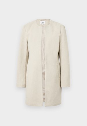 Beige takki suoralla siluetilla, ilman kaulusta, pitkät hihat ja sivutaskut; teksturoitu kangas, jossa hillitty kiilto.