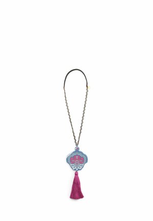 Collana con catena d'oro, ciondolo decorativo blu e rosa con motivo e lungo nappa rosa che pende sotto.