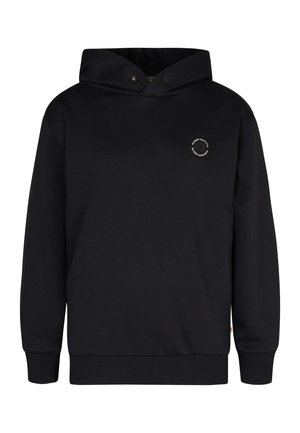 Sweat à capuche noir en tissu doux, avec une poche frontale, des poignets côtelés et un petit logo circulaire en accent sur la poitrine.