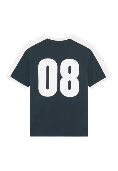 Marineblaue Baumwoll-T-Shirt mit kurzen weißen Ärmeln, auf der Rückseite mit der großen weißen Zahl "08" bedruckt. Glatte Textur, reguläre Passform.