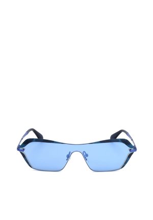 Occhiali da sole blu futuristici con una lente unica continua e aste nere con motivo blu, visti da davanti su sfondo bianco.