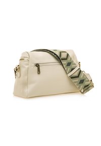 Bolso de cuero crema con una superficie texturizada, que presenta una correa de patrón verde y beis y un bolsillo con cremallera en el lateral.