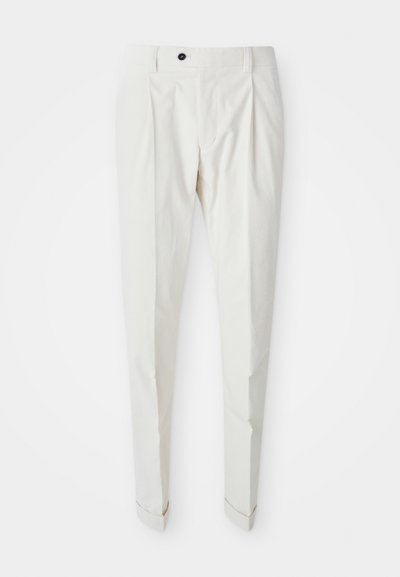 Calças masculinas ajustadas de cor off-white com passantes para cinto, fecho de botão, pregas frontais e bainhas com punhos, exibidas planas sobre um fundo branco.