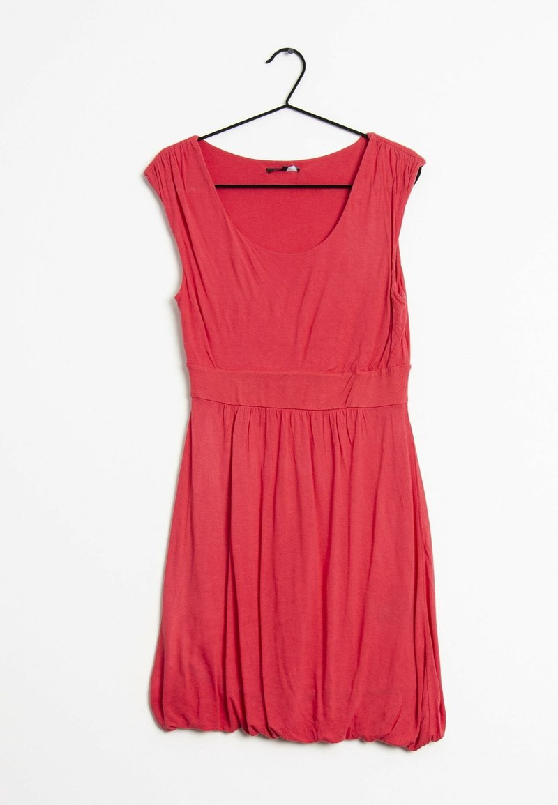 Rotes, ärmelloses Kleid aus weichem Stoff. Mit einem runden Ausschnitt, gerafftem Bund und fließendem Rock. Hängt an einem schwarzen Haken.