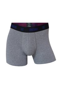 Grå bomuldsboxershorts med en sort linning, der har "CR7" og "Cristiano" i blå tekst, glat tekstur og tætsiddende design.