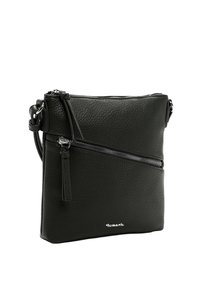 Zwarte leren schoudertas met een gestructureerd oppervlak, een ritssluiting aan de voorkant en een verstelbare band. Heeft een klein zilveren logo.