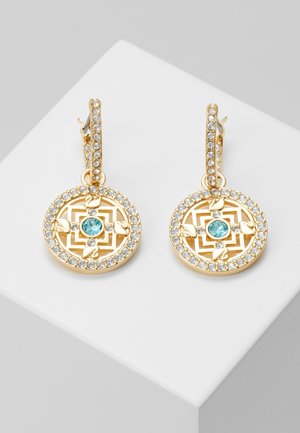 Gouden ronde oorbellen met heldere kristallen rondom de randen en aan de haken, met blauwe centrale edelstenen en kleine gouden bladdetails.