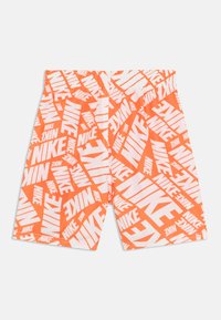Nike kratke hlače v živahni oranžni barvi z drznim belim grafičnim vzorcem imena blagovne znamke. Elastičen pas, lahek material, sproščen dizajn.