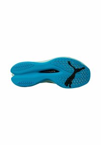 Sål af en lyseblå sportsko med strukturerede greb; har et sort Puma-logo i midten.