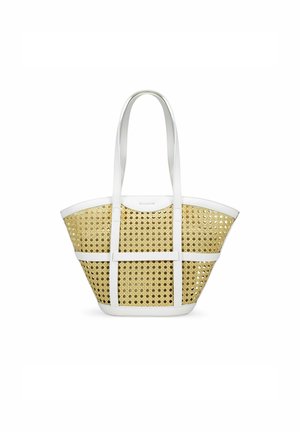 Bolso de tote tejido con un cuerpo amarillo claro natural, ribete de cuero sintético blanco y dobles asas. Presenta un patrón redondo perforado.