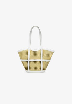 Bolso tote de paja amarilla trenzada con detalles y asas de cuero blanco, que presenta una forma redondeada y un diseño perforado.