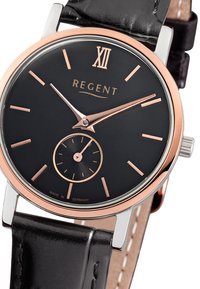 Montre avec bracelet en cuir noir, boîtier rond rehaussé d'or, cadran noir, fins index horaires dorés et un petit sous-cadran. Marquée "REGENT."