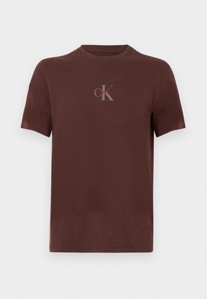 Bruin katoenen T-shirt met korte mouwen, voorzien van een logo op de borst in grijs en rood, ronde halslijn en een losse pasvorm.