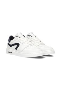 Witte sneakers met zwarte accenten, met een leren bovenkant, geperforeerde neus en kenmerkend swoosh-ontwerp. Dikke witte zool en merkdetail.