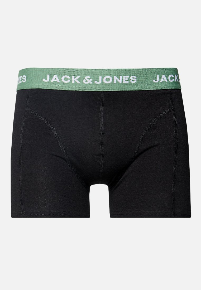 Schwarze Herren-Boxershorts mit einem grünen elastischen Bund, der mit weißem "JACK & JONES"-Markenlogo versehen ist, vor einem neutralen Hintergrund präsentiert.