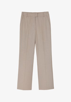 Bež hlače širokih nogavica, teksturirana tkanina, prednji nabori, dva bočna džepa i pojas s petljama za remen. Nema vidljivih logotipa ili uzoraka.