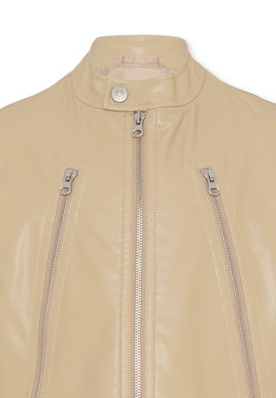 Beżowa kurtka ze sztucznej skóry z wysokim kołnierzem, wyposażona w dwie przednie kieszenie na zamek i zapięcie na zatrzask przy szyi.