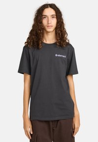 Schwarzes Baumwoll-T-Shirt mit kurzen Ärmeln, mit einem kleinen lila "Element"-Logo auf der linken Brust. Rundhalsausschnitt, entspannte Passform.
