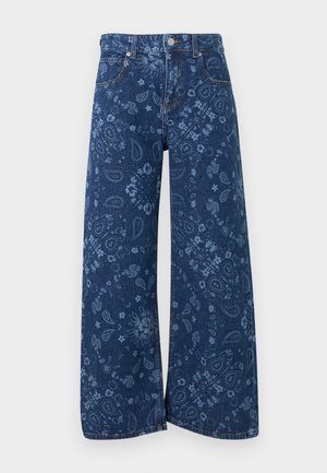 Jean en denim bleu à jambes larges avec un motif floral et cachemire bleu clair couvrant l'ensemble, poches avant visibles et fermeture à boutons.