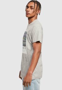 Merchcode APOH - MONET - T-shirts med print - heather grey