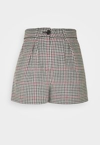 Geruite shorts met een houndstooth-patroon in zwart, wit en rood, met een hoge tailleband en plooien, afgewerkt met een zwarte knop.