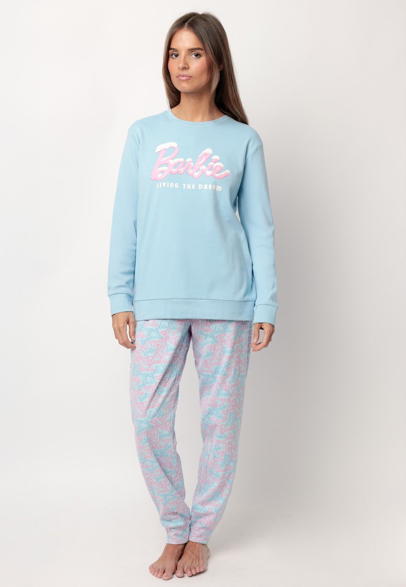 Sudadera azul claro con "Barbie" en rosa, combinada con pantalones de pijama de patrón rosa y azul que cuentan con logotipos repetitivos de "Barbie".