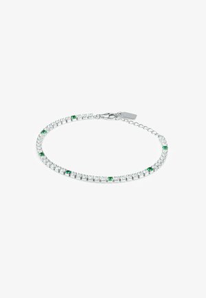 Silbernes Tennisarmband mit klaren und grünen Edelsteinen, Karabinerverschluss und verstellbarer Kette auf weißem Hintergrund.