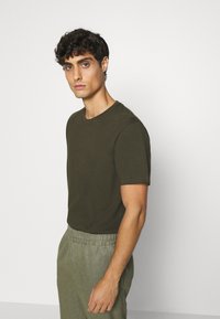 ARKET T-shirt básica - green dark