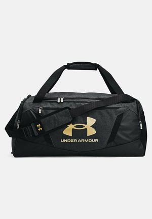 Schwarze und dunkelgraue Under Armour Sporttasche mit goldenem Logo, oberen Griffen, verstellbarem Schultergurt und mehreren Reißverschlussfächern.