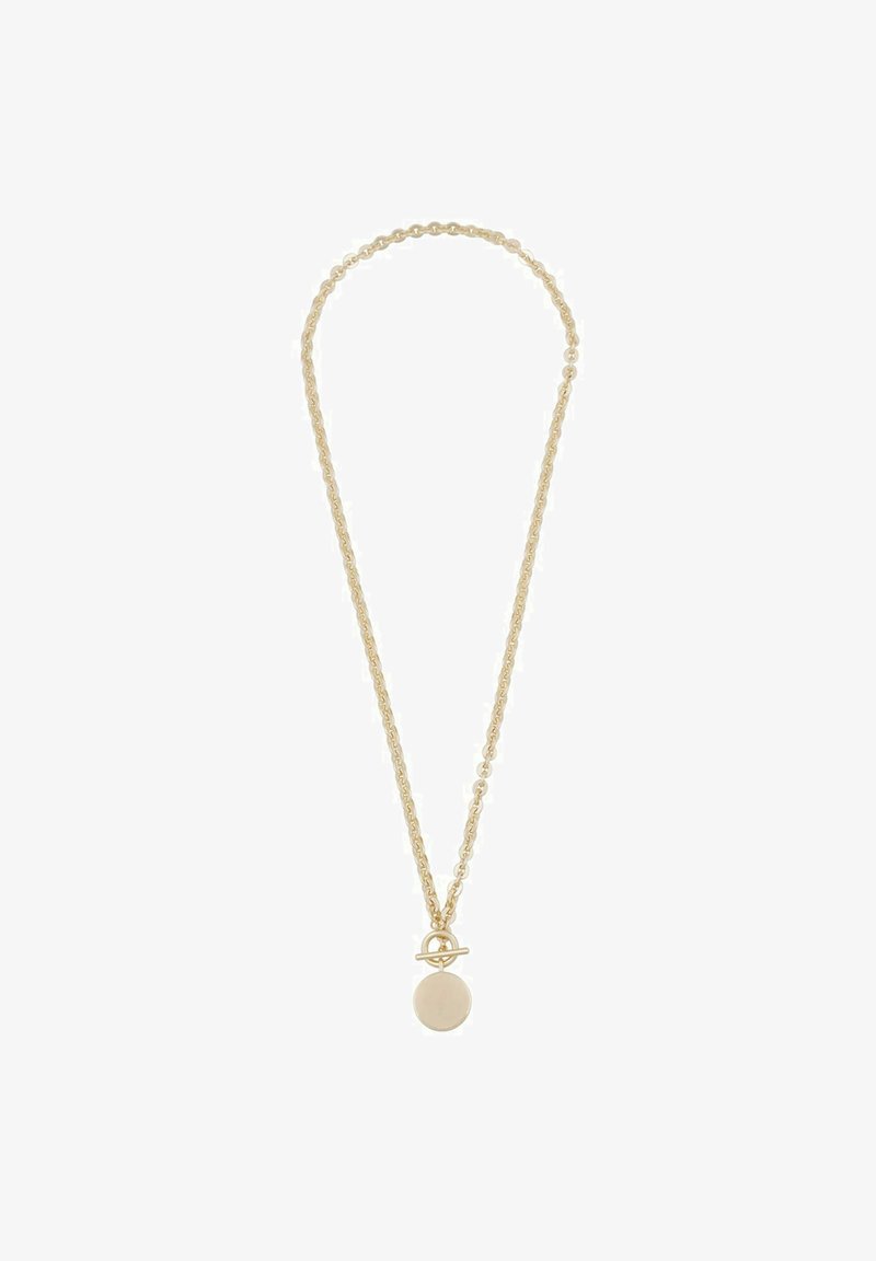 Halskette in Goldfarbe mit einem geschichteten Kettendesign und einem runden Anhänger. Der Anhänger hat eine glatte Oberfläche und eine zentrale Ringakzentuierung.
