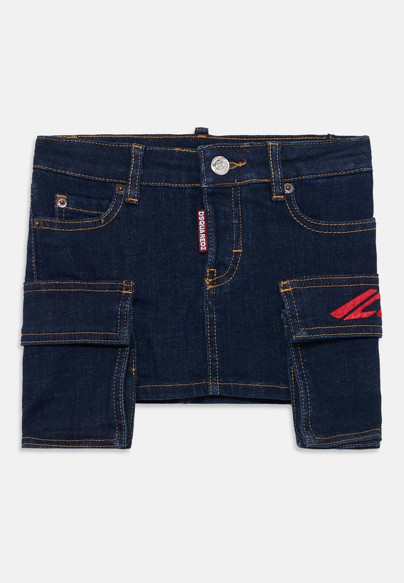 Shorts cargo en denim de lavage foncé. Caractéristiques : couture jaune, poches multiples et une étiquette logo rouge à l'avant. Fermeture à bouton métallique.