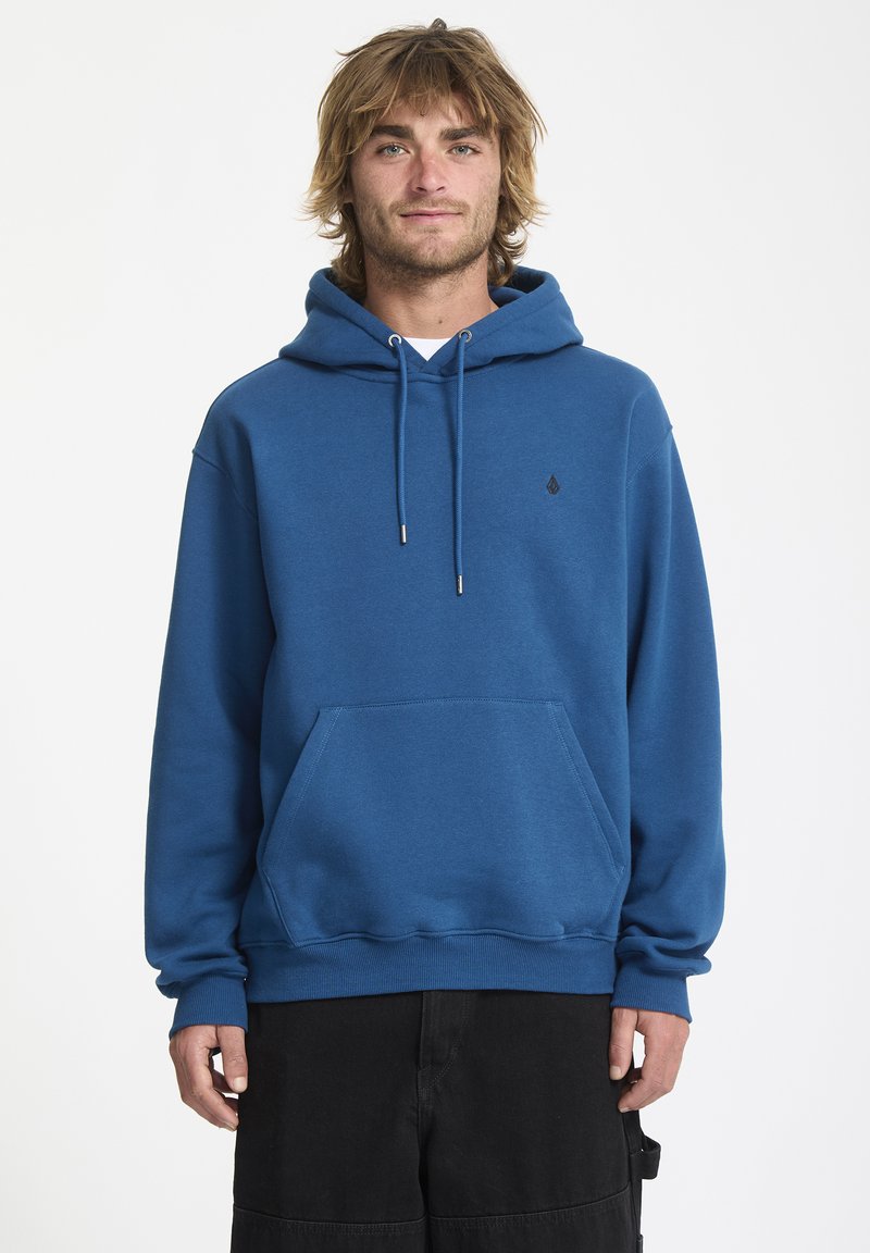 Blauwe hoodie van zachte stof, met een voorzak, trekkoordcapuchon en een klein zwart logo op de borst. Lange mouwen en een relaxte pasvorm.