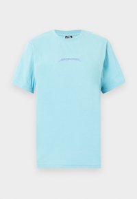 Ανοιχτό μπλε κοντομάνικο μπλουζάκι με μικρό μωβ λογότυπο κειμένου "Santa Cruz" στο κέντρο του στήθους, εμφανισμένο επίπεδο σε λευκό φόντο.