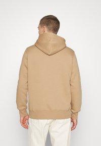 GANT REG SHIELD - Jersey con capucha - warm khaki