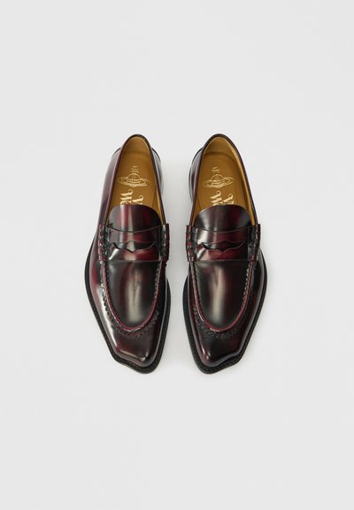 Par de mocassins de couro burgundy escuro polido com biqueira quadrada e costura decorativa, colocados lado a lado sobre um fundo branco.