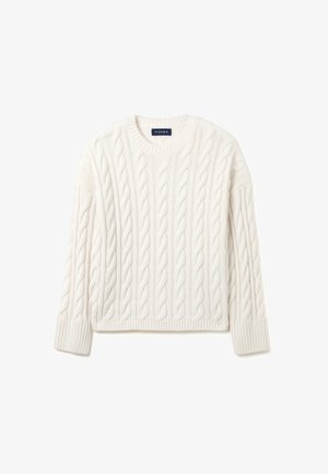 Crème kabelgebreide trui met een ronde halslijn, geribbelde manchetten en zoom, voorzien van verhoogde vlechtpatronen over de stof.