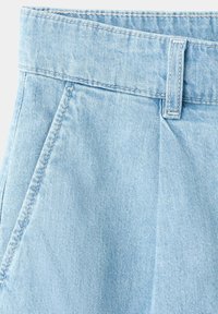 Hellblauer Denim mit schräger Fronttasche, sichtbarer Gürtelschlaufe und doppelt abgestepptem Bundsaum an Hose oder Rock.