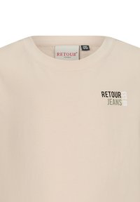 T-shirt color crema realizzata in cotone, con scollo rotondo e un piccolo logo sul petto in testo nero e verde.