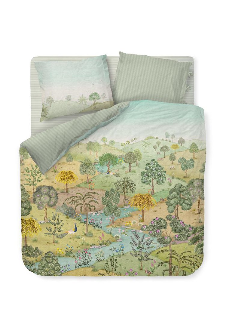 Komplet pościeli z nadrukiem lasu i rzeki, zawierający różne drzewa, kwiaty, ptaki oraz dwie pasujące poduszki z motywami przyrody.