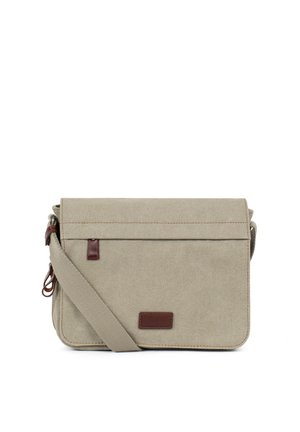 Sac messager en toile beige avec fermeture à rabat, bandoulière réglable et détails en cuir marron sur fond blanc.