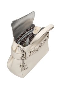 Witte, gestructureerde handtas met een metallic zilveren interieur, voorzien van een ritsvak, zilveren hardware en een logo-detail aan de voorkant.