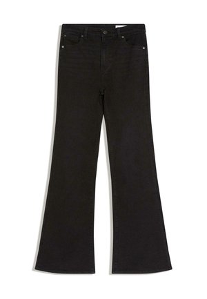 Černé džíny s vysokým pasem, předními a zadními kapsami, zapínáním na knoflík a zip a rozšířenými nohavicemi, rozložené na bílem pozadí.