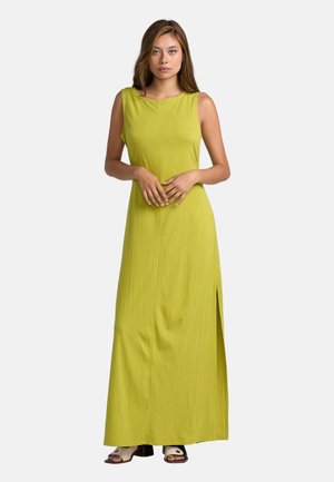 Ärmelloses, langes Kleid aus lebhaftem limettengrünem Stoff. Es hat einen runden Ausschnitt, einen seitlichen Schlitz und eine glatte Textur. Flache Sandalen sind sichtbar.
