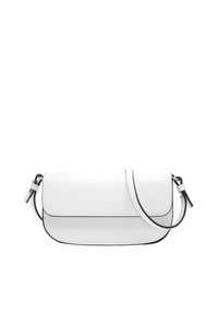 Biała skórzana torba na ramię z klapą przełożoną na przód i czarnymi wykończeniami. Posiada cienki pasek i wytłoczone logo z przodu. Gładka tekstura.