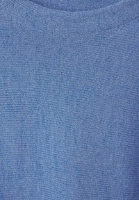 Rakennepintainen sininen kangas neulotulla kuviolla, jossa on pyöreä pääntie, pehmeä viimeistely ja tasainen värisävy kauttaaltaan.