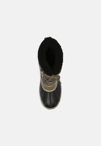 Bota impermeable negra y verde oliva con un cuello forrado en forro polar, punta redonda, suela de goma texturizada y cordones decorativos de metal.